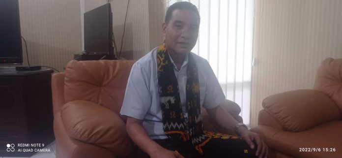 Sekretaris Dewan Provinsi NTT, Thobias Ngongo Bulu saat memberikan keterangan soal Donor Darah dan Vaksinasi di Sekretariat DPRD NTT