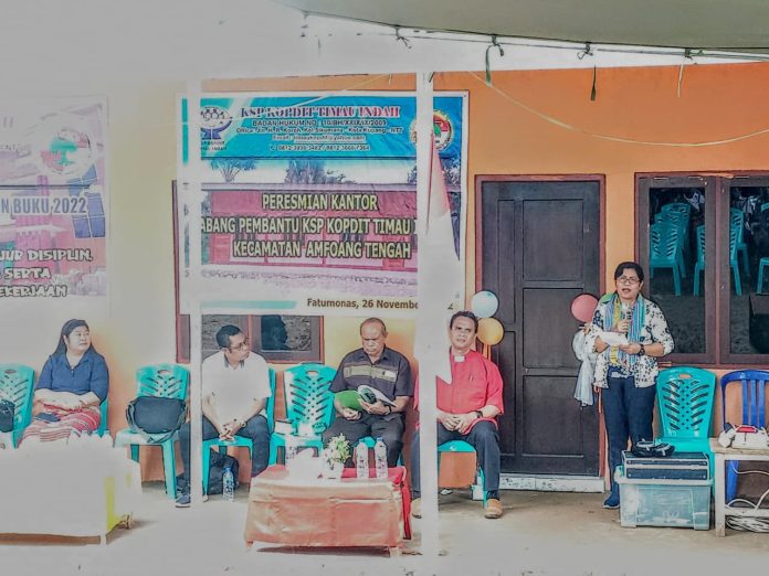 Plt sekda kabupaten Kupang saat memberikan sambutan mewakili pemerintah Kabupaten Kupang saat meresmikan Kantor Cabang Pembantu KSP Kopdit Timau Indah